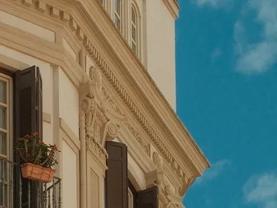 A Lisbon façade in the sun